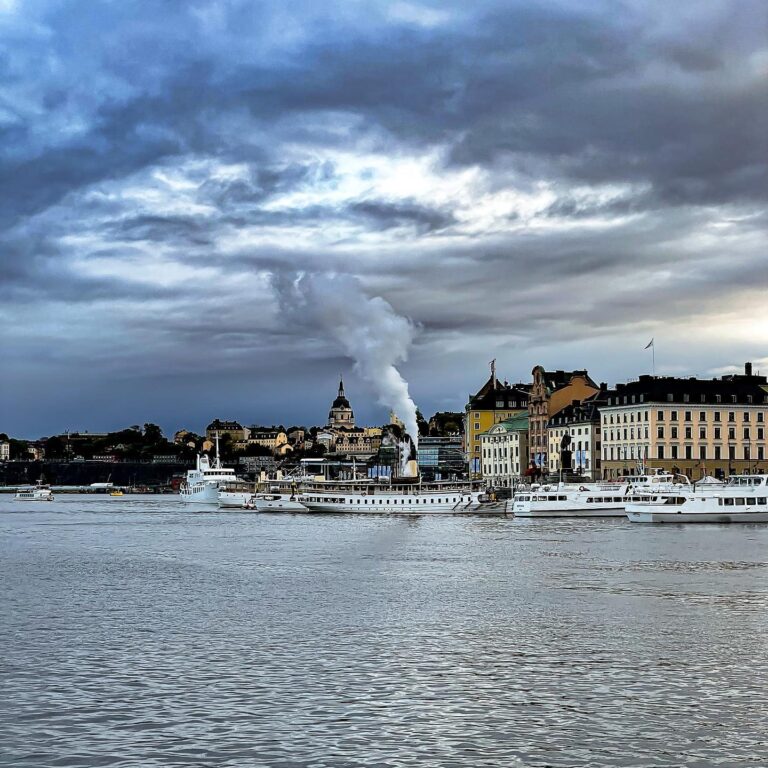 Dramatisk himmel ved havn